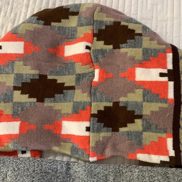 Mixed geometric carpet patterned loop scarf - Picture 8 of 8